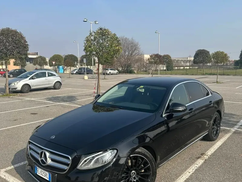 Mercedes-Benz Classe E 220 d Auto Exclusive, colore nero