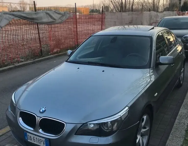 BMW Serie 5 525d, colore grigio