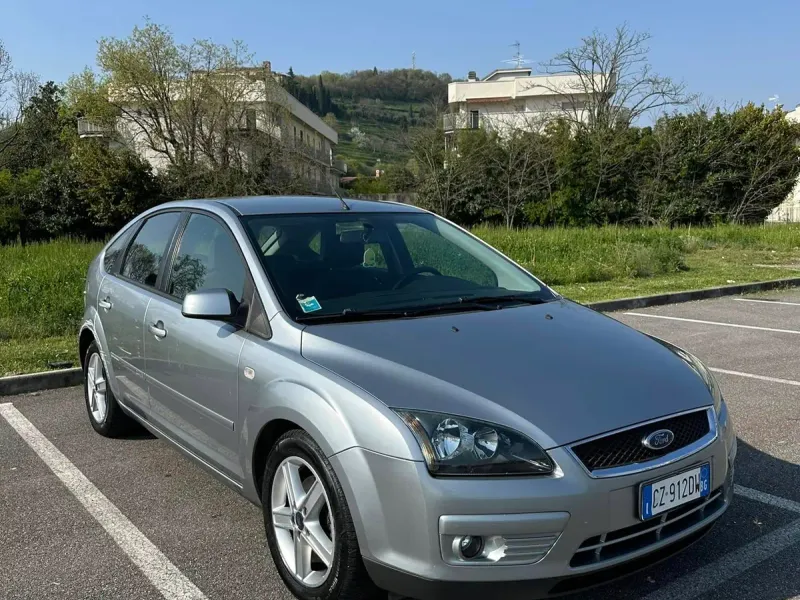 Ford Focus 1.6 TDCi 90 CV 5 porte, colore argento
