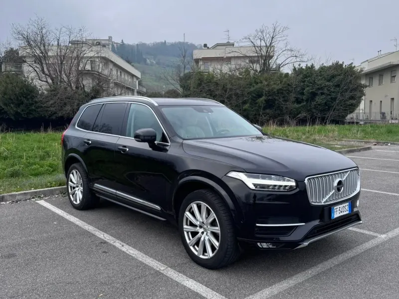 Volvo XC90 D5 AWD Geartronic 7 posti Inscription, colore nero