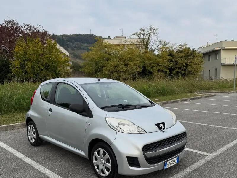 Peugeot 107 1.0 68 CV 3 porte Allure, colore grigio
