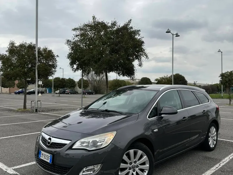 Opel Astra 1.7 CDTI Cosmo, colore grigio