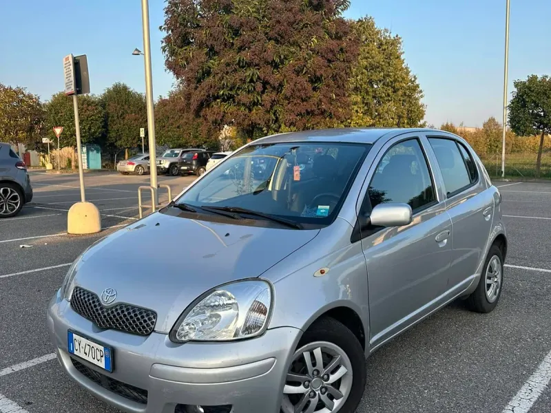 Toyota Yaris 1.4 D-4D 5 porte Expo, colore argento