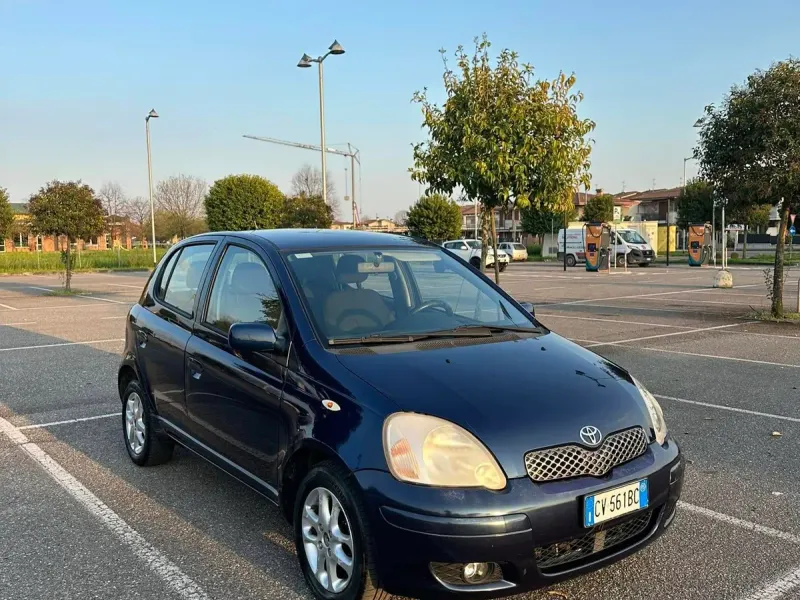 Toyota Yaris 1.0i 16V 5 porte Sol Blue, colore blu