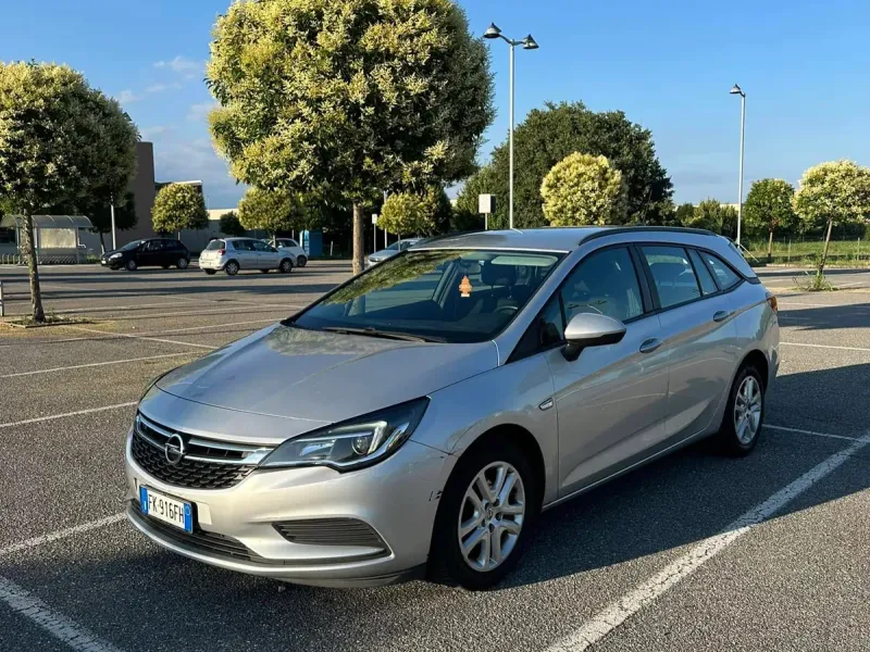 Opel Astra 1.6 CDTi 110 CV Sports Tourer Innovation, colore argento