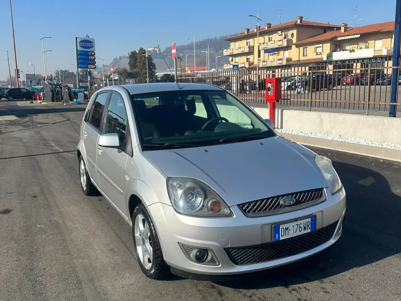 Ford Fiesta 1.4 TDCi, colore argento