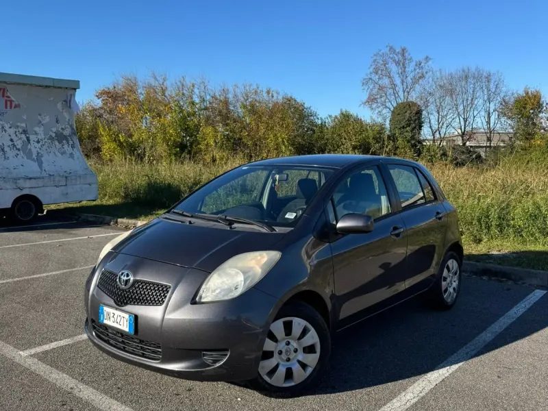 Toyota Yaris 1.0 5 porte Sol, colore grigio