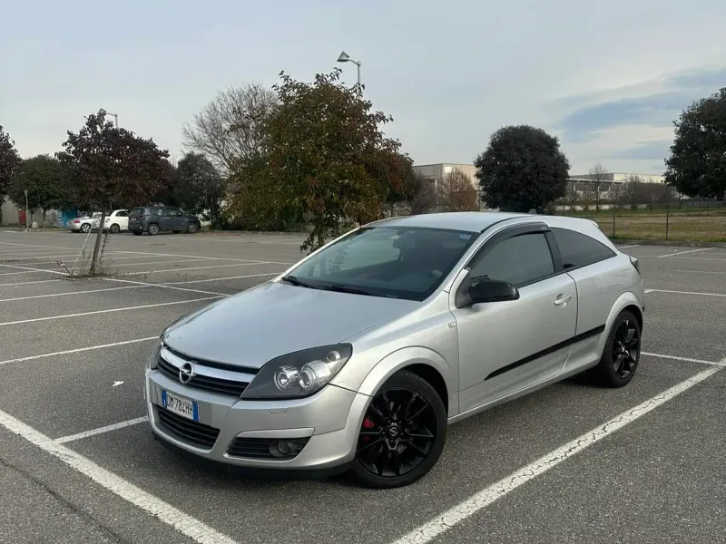 Opel Astra GTC 1.7 CDTi, colore argento