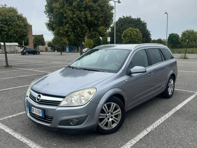 Opel Astra 1.7 CDTI 101 CV Station Wagon Club, colore grigio
