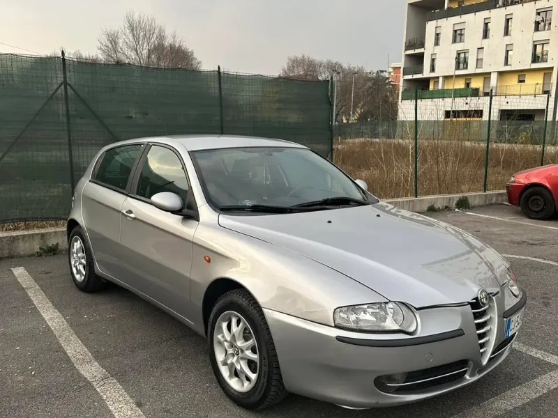 Alfa Romeo 147 1.6, colore grigio