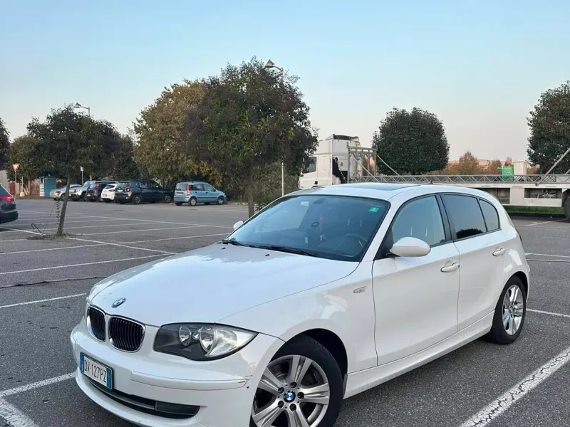 BMW Serie 1 118i 5 porte Attiva, colore bianco