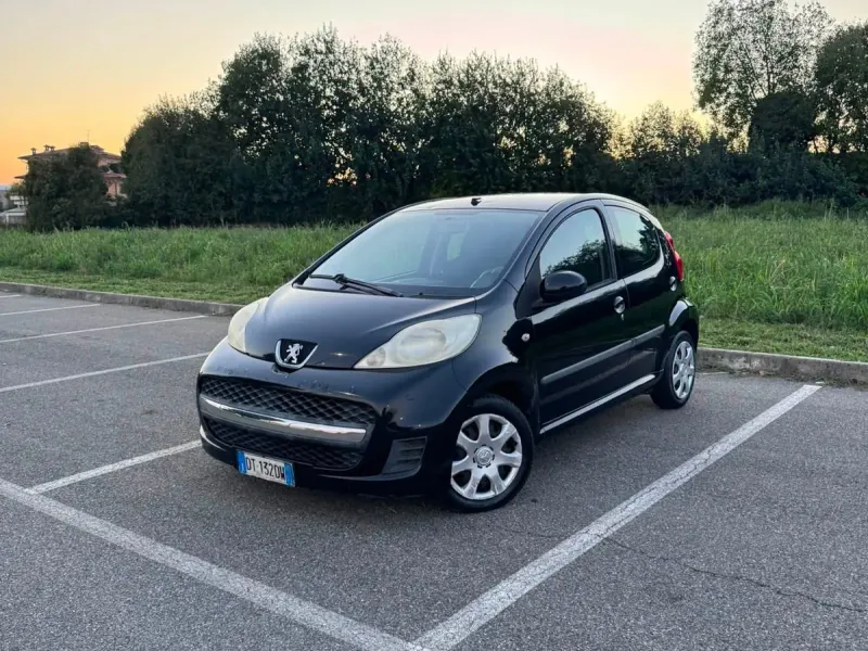 Peugeot 107 1.0 68 CV 5 porte Sweet Years, colore nero