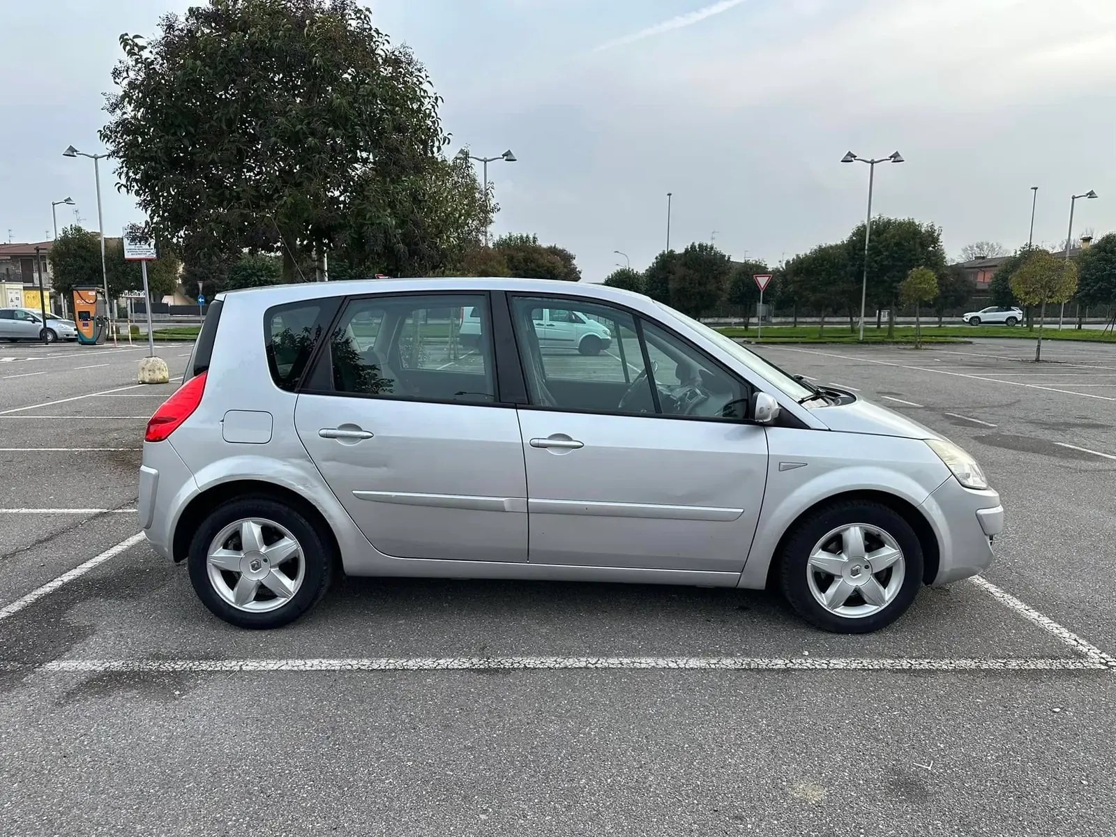 Renault Scénic 1.6 Authentique GPL, foto 3 di 11