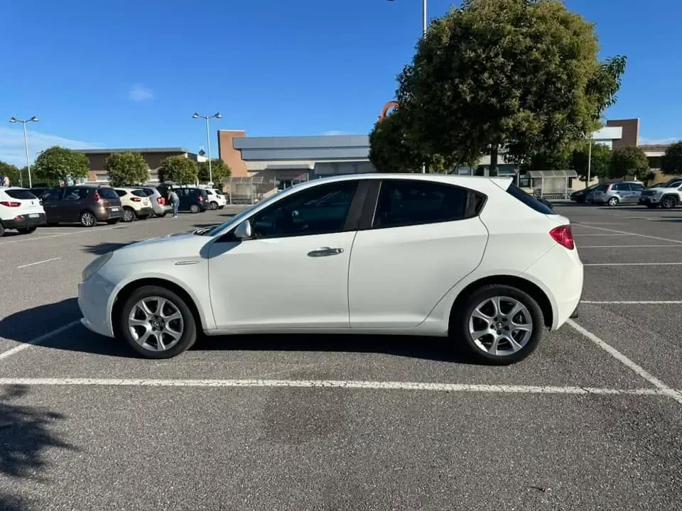 Alfa Romeo Giulietta 1.6 JTDm-2 105 CV Progression, foto 5 di 10