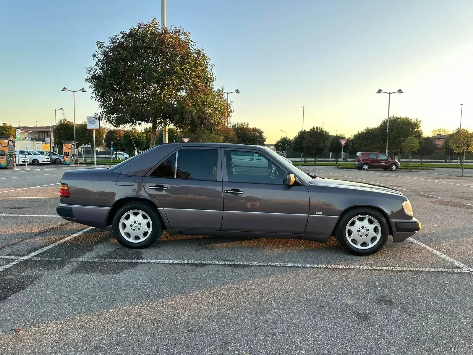 Mercedes-Benz W124 200 E, foto 10 di 10
