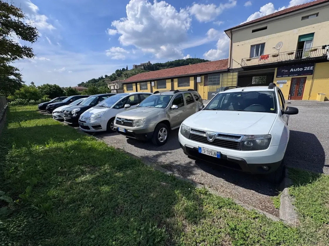 Il piazzale esterno della sede, con le auto in esposizione