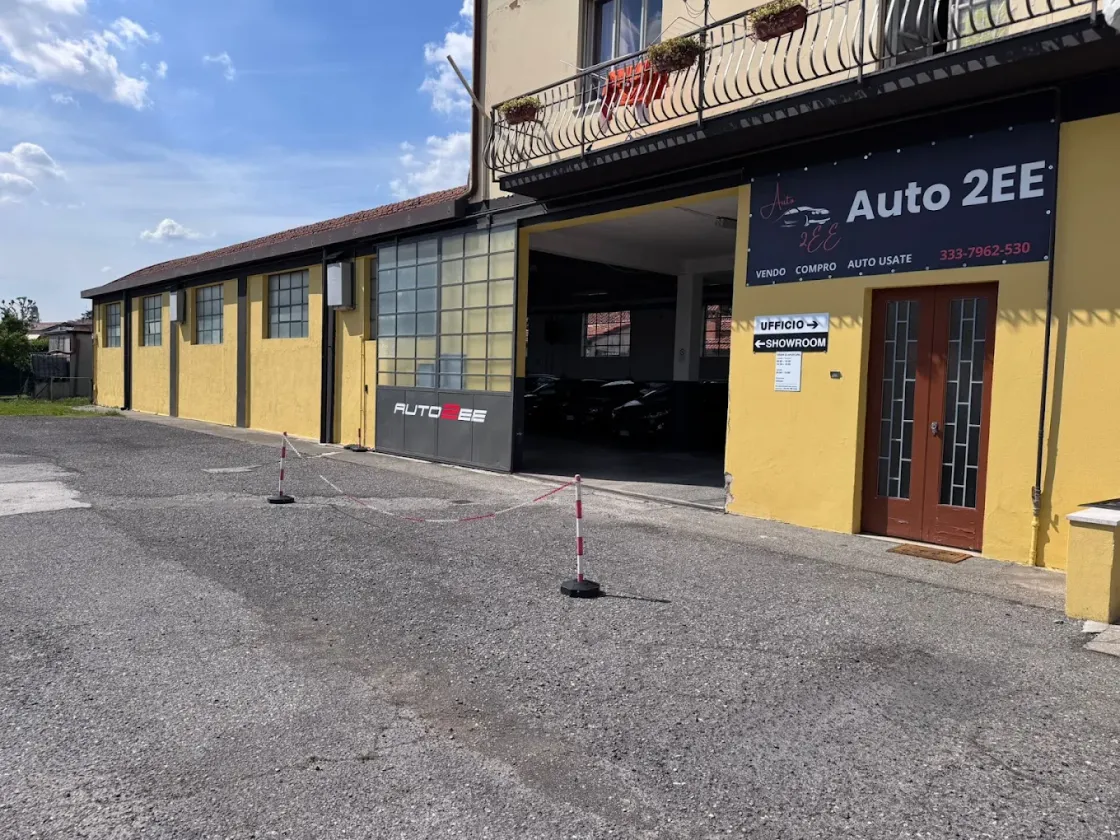 La sede di Auto 2EE a Rovato: l’ingresso dello showroom e dell’ufficio