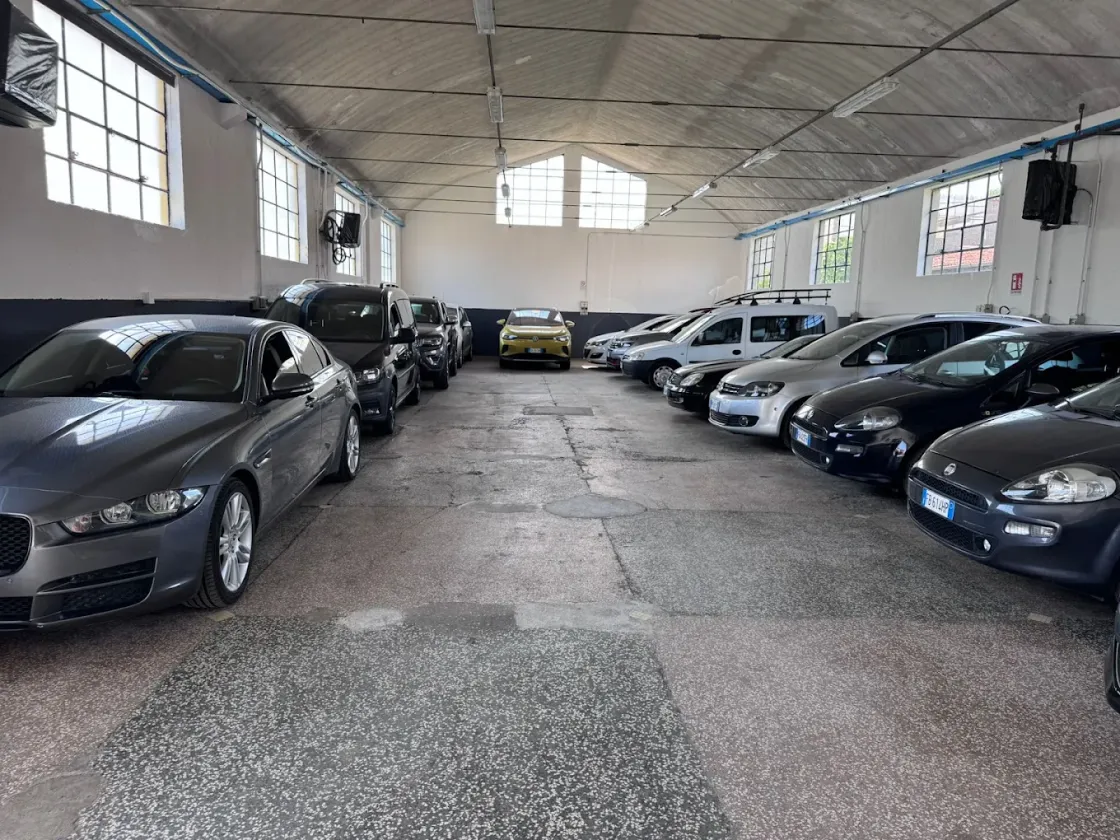 L’interno dello showroom, visto dall’ingresso